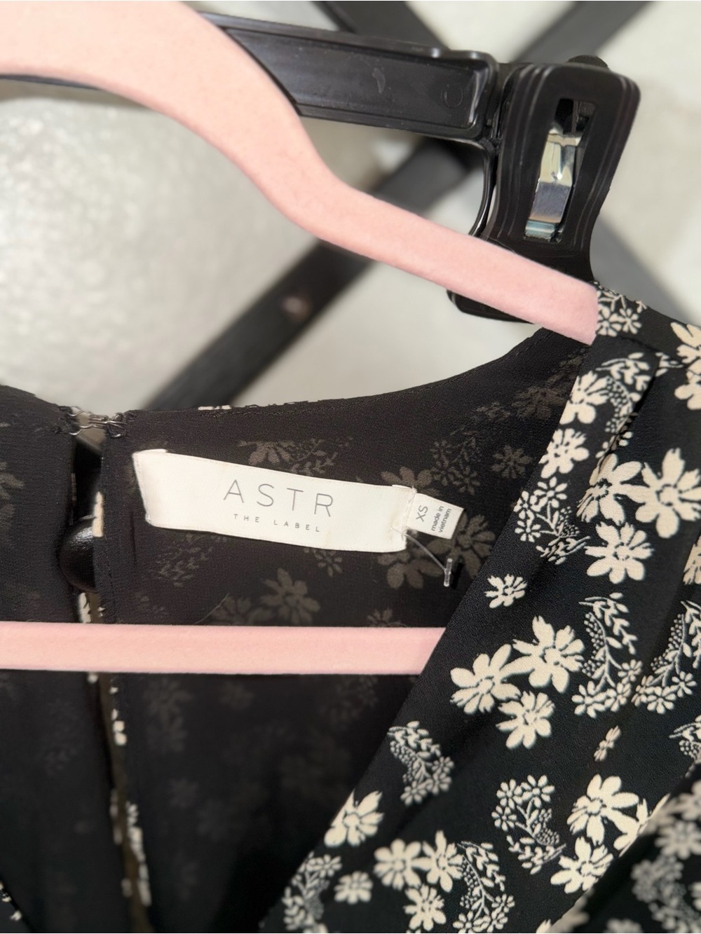 ASTR The Label Black Floral Ruched Peplum Blouse Long Sleeve V-Neck Women’s XS - Picture 3 of 4